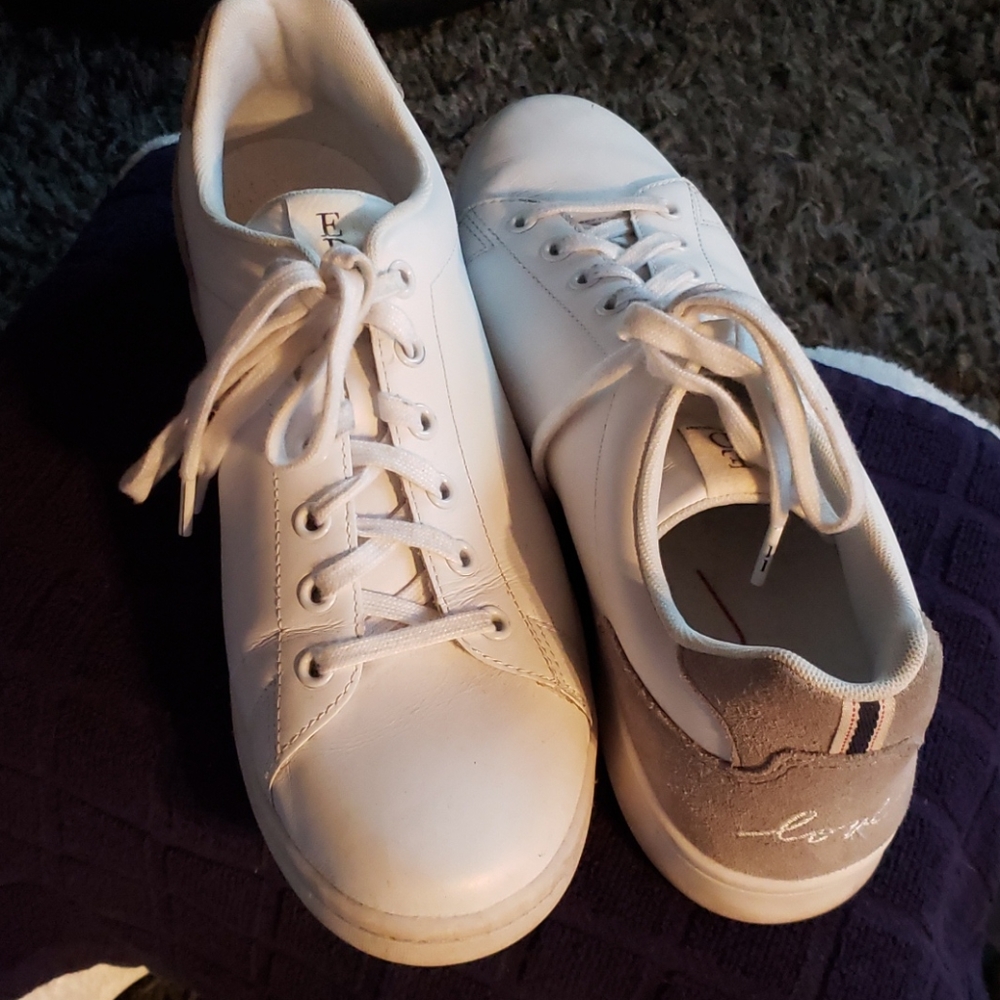 Tennis  shoes